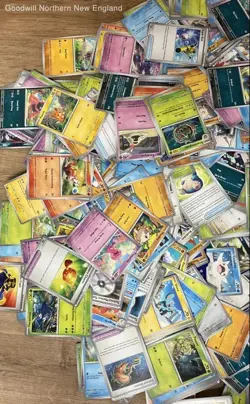 4LB Lot of Various Assorted Non Holo Pokemon Cards TCG Collectible Lunchbox Tin - Image 2