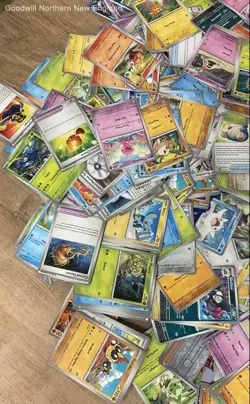 4LB Lot of Various Assorted Non Holo Pokemon Cards TCG Collectible Lunchbox Tin - Image 5