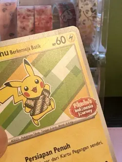 Pikachu Berkemeja Batik 101/SV-P Stamped Indonesia Journey Promo Pokemon 2024 NM - Image 3