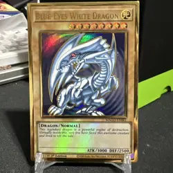 YuGiOh! Card "Blue-Eyes White Dragon" - Maximum Gold 1st Edition NM - MAGO-EN001 - Image 1