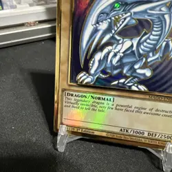 YuGiOh! Card "Blue-Eyes White Dragon" - Maximum Gold 1st Edition NM - MAGO-EN001 - Image 4