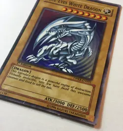 YuGiOh Blue-Eyes White Dragon DPKB-EN001 1st Edition Super Rare LP - Image 3