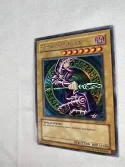 Dark Magician LP DDS-002 Dark Duel Stories Prismatic Secret Rare Yu-Gi-Oh! - Image 3