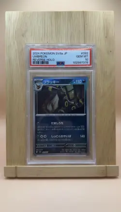 2025 POKEMON PRE EN-PRISMATIC EVOLUTIONS POKE BALL REVERSE HOLO UMBREON PSA 10 - Image 1