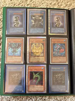 Yu-Gi-Oh! Collection Binder! 100% Full - 360 Cards - Vintage - Blue Eyes, DMG - Image 2