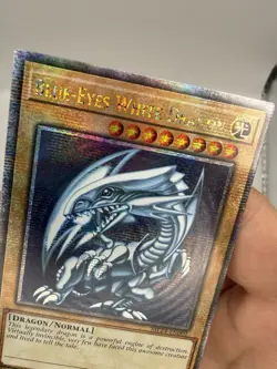 Blue Eyes White Dragon MP24-EN001 Dueling Mirrors Quarter Century Secret Rare - Image 2