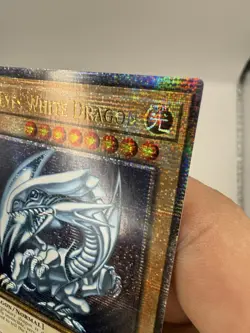 Blue Eyes White Dragon MP24-EN001 Dueling Mirrors Quarter Century Secret Rare - Image 3