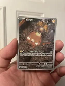 STUNFISK 202/191 SURGING SPARKS POKEMON (ILLUSTRATION RARE. NM) - Image 1