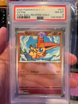 2025 POKEMON BLK EN-BLACK BOLT POKE BALL REVERSE HOLO #012 VICTINI PSA 8 - Image 1