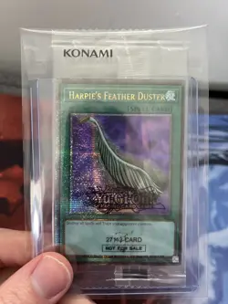 Yu-Gi-Oh! TCG - Harpie's Feather Duster - EDC1-EN001 - Misprint Quarter Century - Image 1