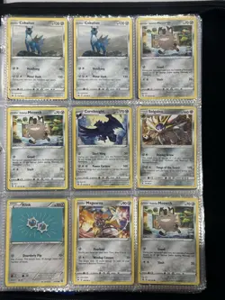 Binder with 700+ Pokemon cards - Image 4