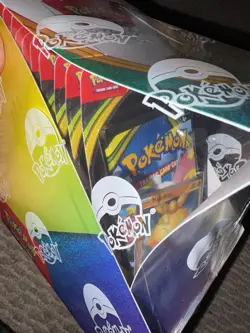 Pokemon TCG Collectible Box with Makuhita Card & Multiple Packs, English - Image 1