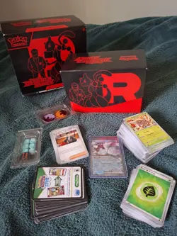Pokemon Scarlet & Violet Destined Rivals ETB Box With Bulk Cards. - Image 1