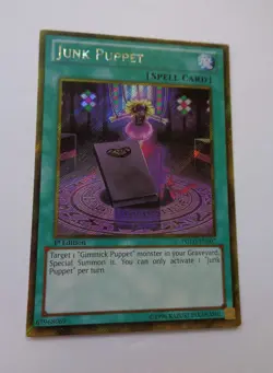 Junk Puppet PGLD-EN007 (Gold Secret Rare, 1st Edition, Near Mint / NM) Yugioh - Image 1