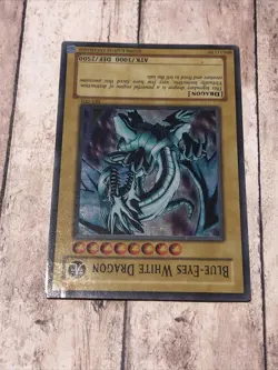 Blue-Eyes White Dragon Yugioh Card SKE-001 Super Rare Unlimited 1996 Creasing - Image 4