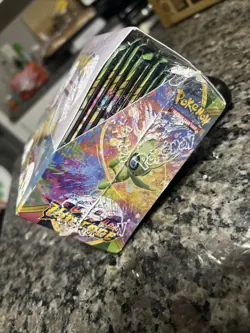Pokemon TCG: Sword & Shield - Vivid Voltage Booster Box 820650817496 - Image 2