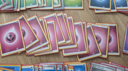100x Pokemon Energie inkl. selt. Feen-Energien in Ultra Pro Sleeves & Deckbox - Image 2