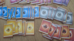 100x Pokemon Energie inkl. selt. Feen-Energien in Ultra Pro Sleeves & Deckbox - Image 3