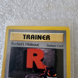 2000 POKEMON ROCKET'S HIDEOUT TRAINER TRADING CARD - Image 2