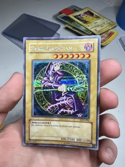 2002 Yugioh DDS-002 Dark Duel Stories Promo Dark Magician Prismatic Secret Rare - Image 3