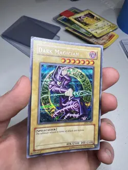2002 Yugioh DDS-002 Dark Duel Stories Promo Dark Magician Prismatic Secret Rare - Image 4