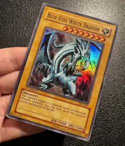 Yu-Gi-Oh Blue-Eyes White Dragon SKE-001 Super Rare 1st Edition HP/DMG - Image 3