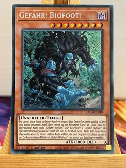Gefahr Bigfoot RA03-DE019 Secret Rare Orig. Artwork Deutsch NM YUGIOH - Image 1