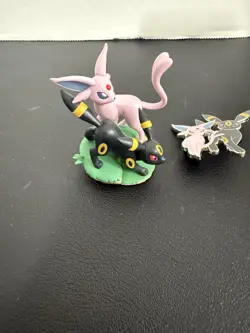 Umbreon & Espeon Card Sleeves with Pins and Figurine - Prismatic Evolutions - Image 2