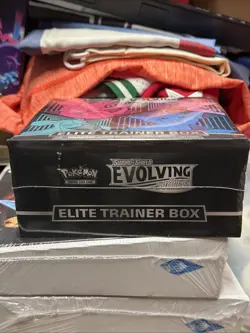 Pokemon Evolving Skies ETB Elite Trainer Box Sealed 8 Booster Packs - Image 3
