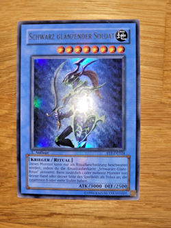 Yu-Gi-Oh! Schwarz Glanzender Soldat – SYE-DE024 1. Auflage Deutsch Ultra Rare - Image 1