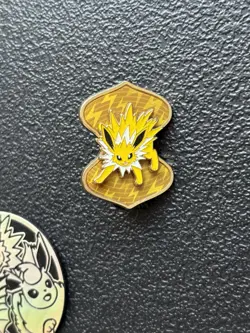Pokemon Jolteon & Vaporeon Eevee Evolutions Pin & Coin - VMAX Premium Set - Image 3