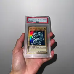 YuGiOh - Blue Eyes White Dragon 1st Edition - MAGO-EN001 Maximum Gold - PSA 7. - Image 2