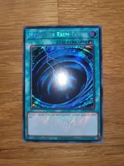 Yugioh Mystischer Raum-Taifun RA02-DE048 Secret Rare Deutsch 1. Auflage - Image 1