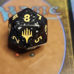 Wizards of the Coast Magic: The Gathering Spindown D20 CCG Die Black Gold - Image 1