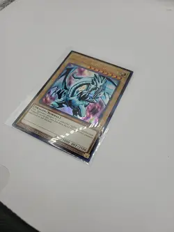 Yu-Gi-Oh! Holographic Blue Eyes White Dragon Limited Edition - Image 3