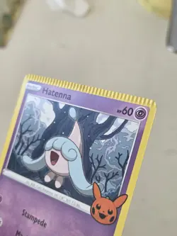 Pokemon TCG *Crimp Error* Hatenna 018/073 Trick or Trade Regular - Image 2