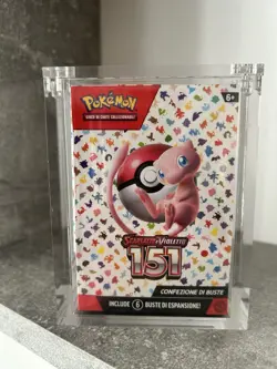 Pokemon 151 Bundle Box 6 Buste Mini Display Pack Mew Scarlatto e Violetto ITA 820650603204 - Image 1