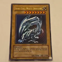 NM Yu-Gi-Oh! TCG Blue-Eyes White Dragon Kaiba SDK-001 Unlimited Ultra Rare - Image 1