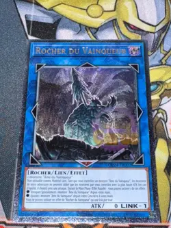 CARTE Yu Gi Oh ROCHER DU VAINQUEUR OP24-FR002 ULTIMATE RARE - Image 1