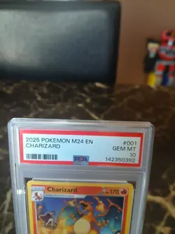 2025 POKEMON M24 EN CHARIZARD #001 PSA 10 - Image 4