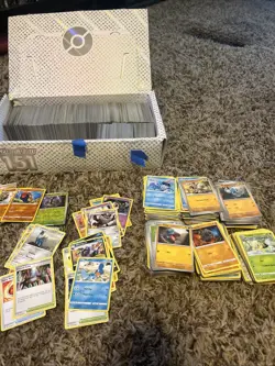 Pokemon TCG Trading Cards Collection mixed card 10lbs lot over 1000 cards 636996769661 - Image 1