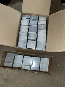 10,000 pokemon Common/uncommon NM/M Cards! Couple Of Foils - Image 1