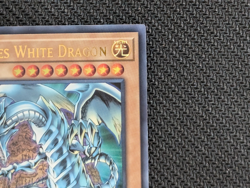 Blue-Eyes White Dragon KC01-EN004 25th Anniversary Ultimate Kaiba Set - Image 3
