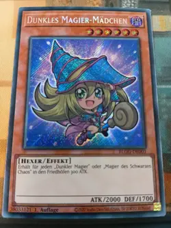 Dunkles Magier-Madchen BLGG-DE003 Chibi Secret Rare DE NM Yugioh - Image 1
