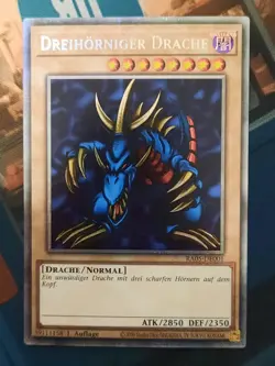 Dreihorniger Drache RA05-DE001 Starlight Rare DE NM Yugioh - Image 1
