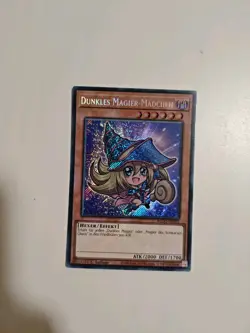 Dunkles Magier-Madchen BLGG-DE003 Chibi Secret Rare DE NM Yugioh - Image 1
