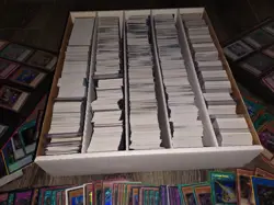 Yu-Gi-Oh! JOBLOT CLEAROUT. 900 COMMONS, 100 HOLOS, GOOD DEAL - Image 1