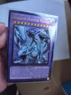 Dragon Master Magia (PUR) RA04-EN055 Yugioh Quarter Century Stampede 1st Edition - Image 4