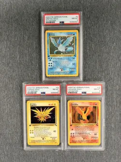 Arktos + Lavados + Zapdos Holo 1. Edition | Pokemon Fossil Deutsch | PSA 8 - Image 1