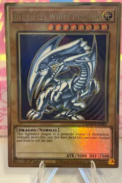 2020 YU-GI-OH MAXIMUM GOLD 1st EDITION BLUE EYES WHITE DRAGON MAGO-EN001 - Image 1